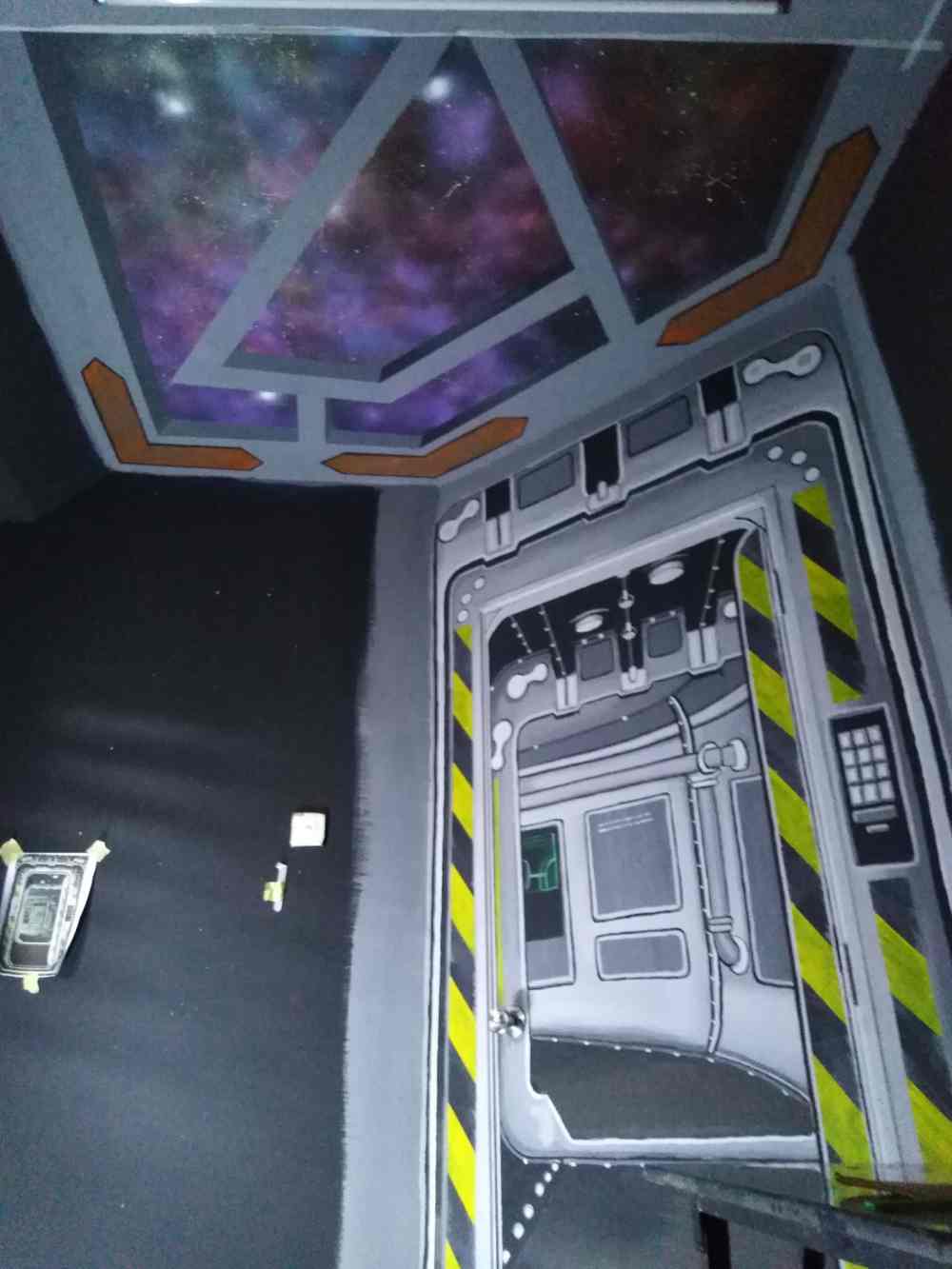阿玛把房门画成太空飞船门的造型。-图片摘自fathil.ahmad脸书-