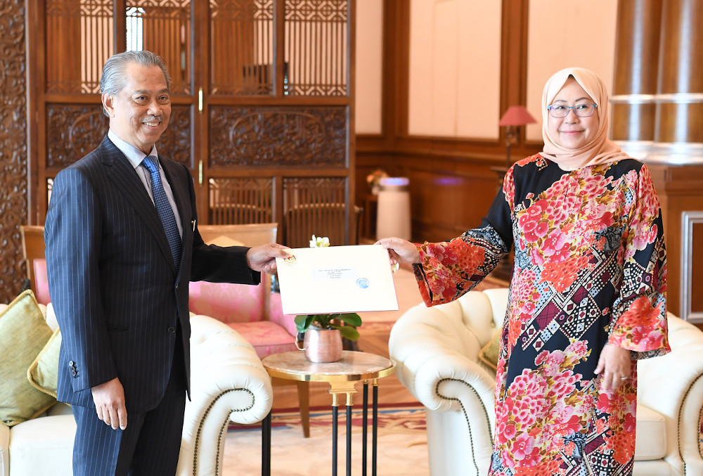 Tan Sri Muhyiddin Yassin handing Tan Sri Dr Jemilah Mahmood her letter of appointment as Special Advisor to the Prime Minister on Public Health March 31, 2020. u00e2u20acu201d Bernama pic