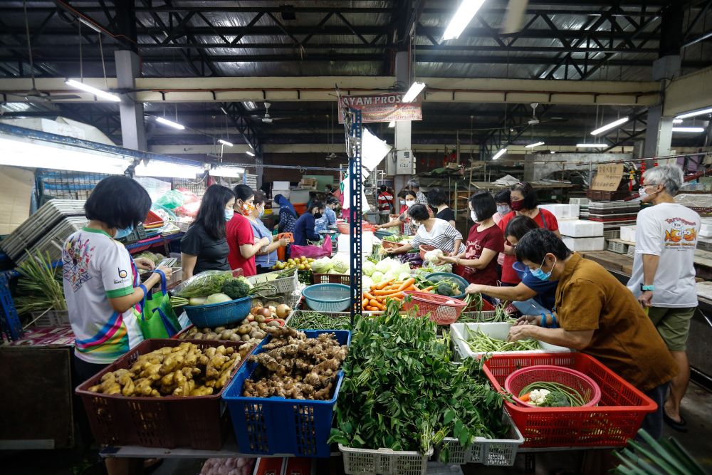 Customers shop for vegetables at the Taman Selamat Wet Market in Bukit Mertajam March 25, 2020. u00e2u20acu201d Picture by Sayuti Zainudin 