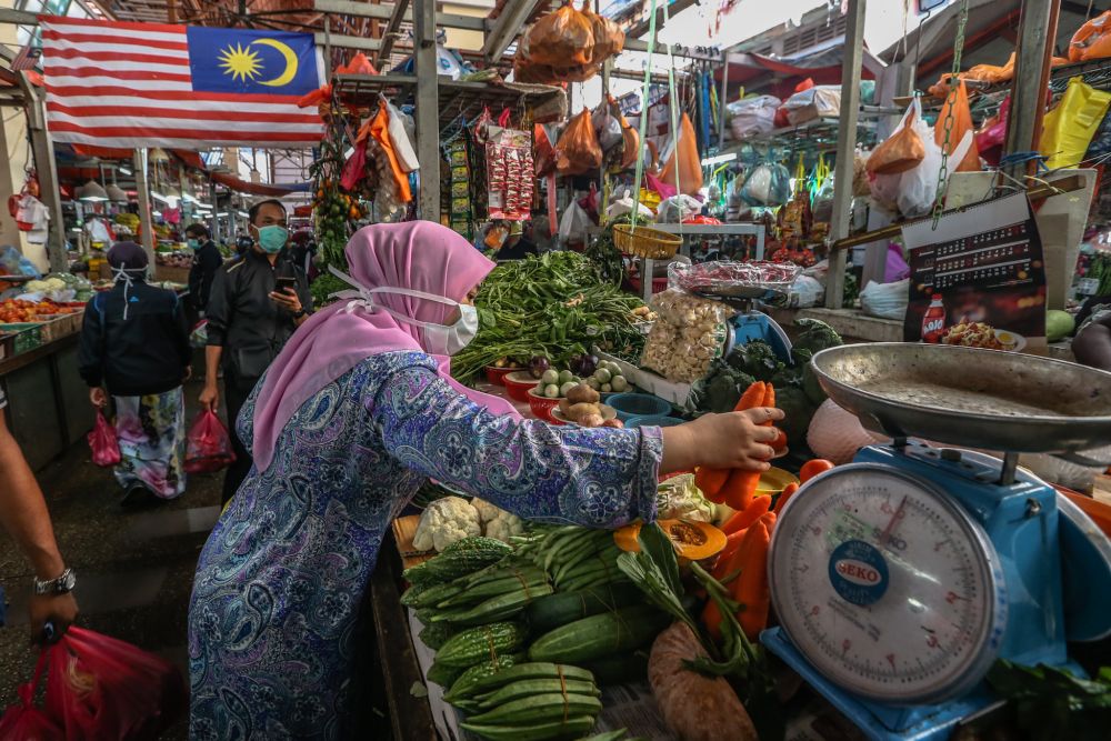 Shoppers throng Chow Kitu00e2u20acu2122s wet market in Kuala Lumpur March 17, 2020. u00e2u20acu201d Picture by Firdaus Latif