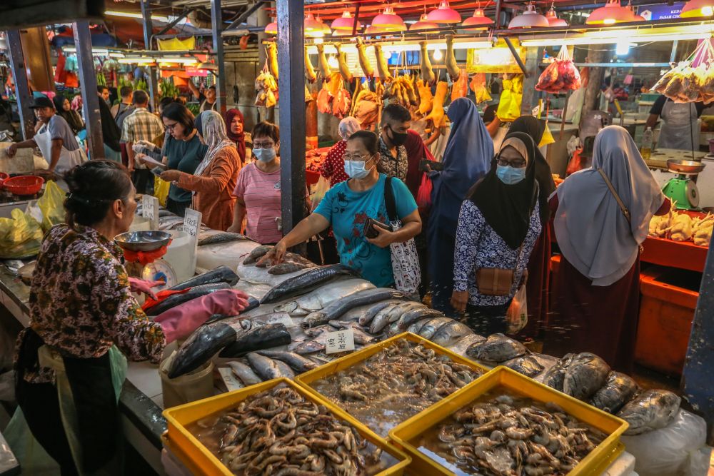 Shoppers throng Chow Kitu00e2u20acu2122s wet market in Kuala Lumpur March 17, 2020. u00e2u20acu201d Picture by Firdaus Latif