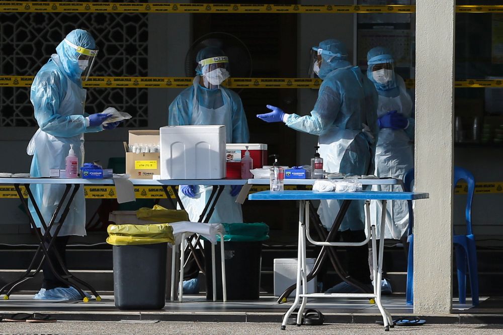 Health workers testing members of the public for Covid-19 are pictured at the Section 7 Mosque in Shah Alam March 26, 2020. u00e2u20acu201d Picture by Yusof Mat Isa