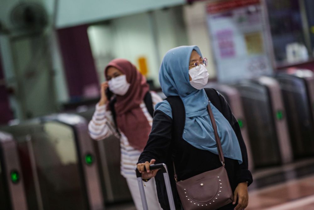 Commuters wearing face masks are pictured at the KL Sentral public transportation hub in Kuala Lumpur March 18, 2020. u00e2u20acu201d Picture by Hari Anggara