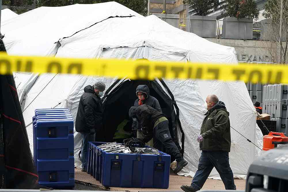 Workers construct what is believed to be a makeshift morgue behind a hospital in New York March 25, 2020. u00e2u20acu201d Reuters pic