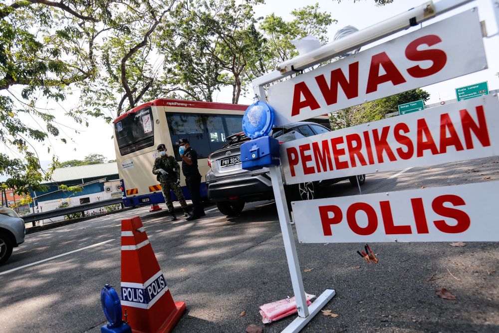 Police and Armed Forces personnel conduct checks during a roadblock in Batu Uban, Penang March 31, 2020. u00e2u20acu201d Picture by Sayuti Zainudin