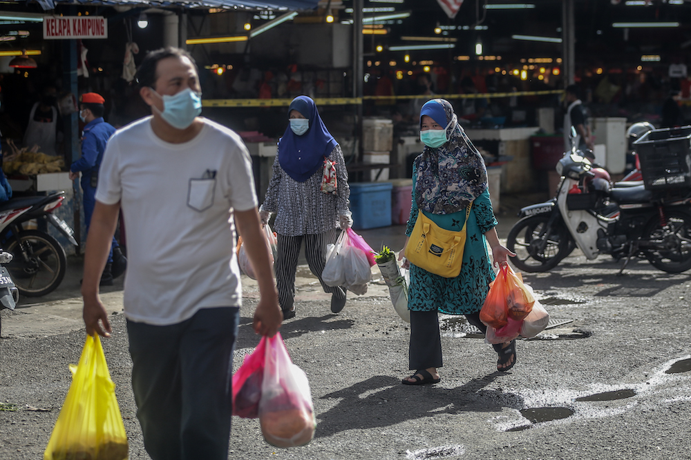 People shop for their essential goods at the Chow Kit market during the movement control order (MCO) in Kuala Lumpur April 5, 2020. u00e2u20acu201d Picture by Firdaus Latif