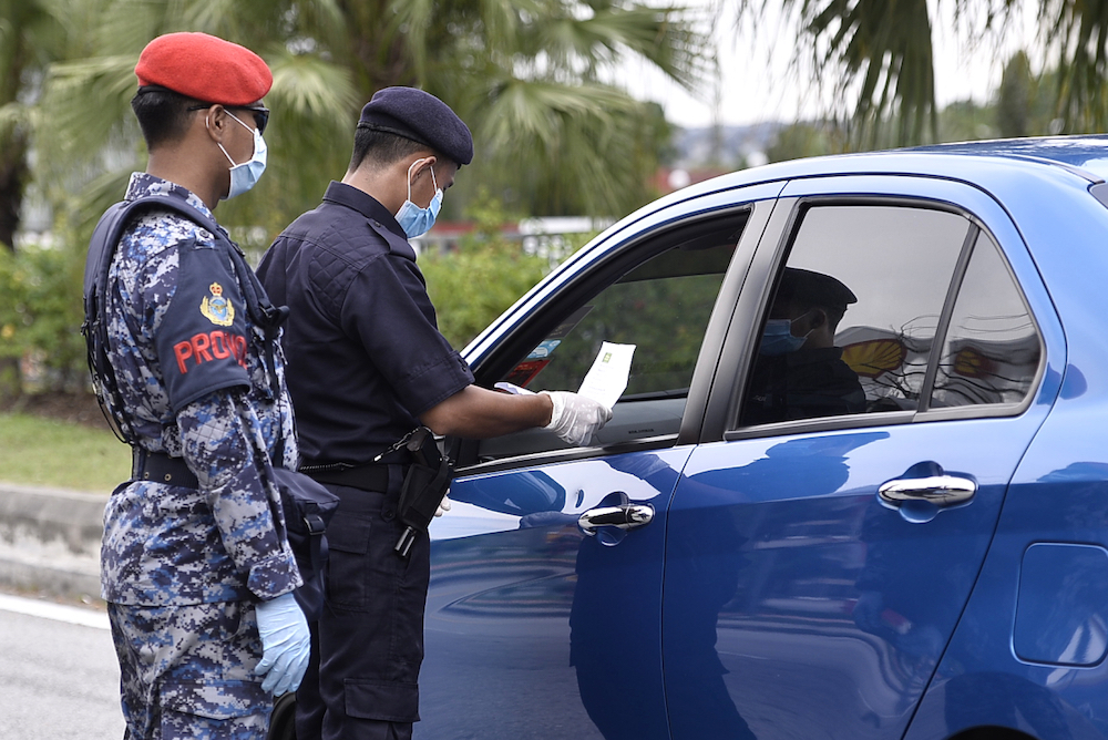 Army and police personnel conducting roadblock checks during the movement control order (MCO) in Shah Alam April 5, 2020. u00e2u20acu201d Picture by Miera Zulyana