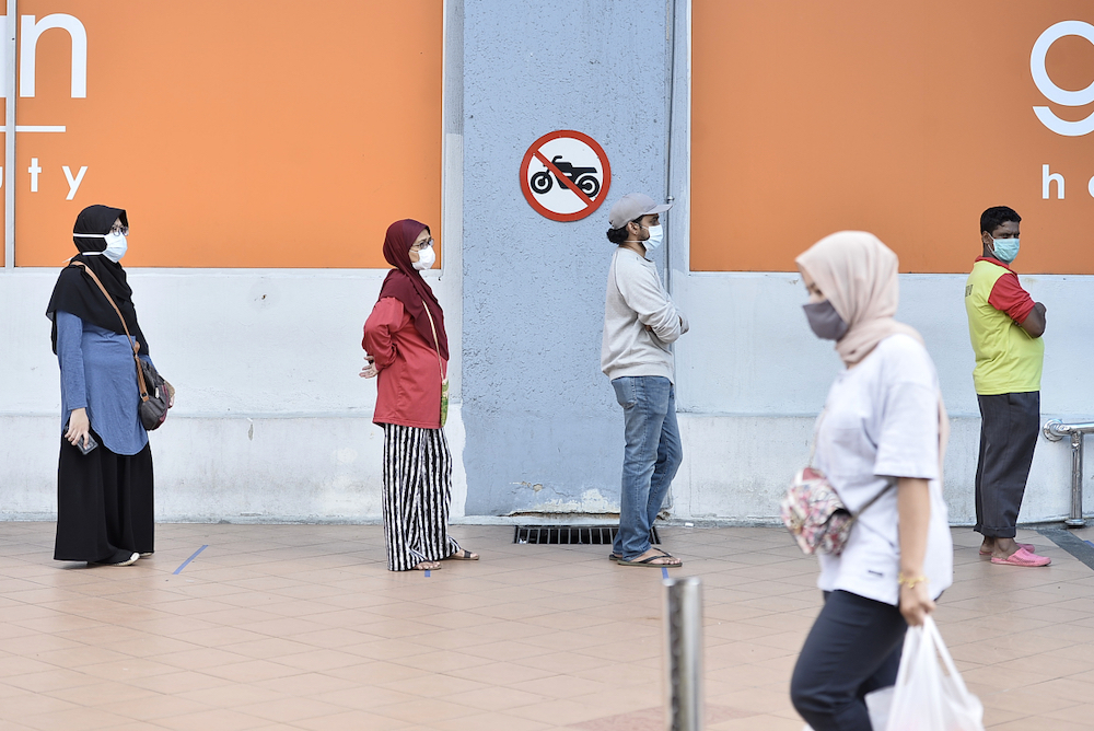 People keeping their distance from each other outside Giant Hypermarket during the movement control order (MCO) in Shah Alam April 5, 2020. u00e2u20acu201d Picture by Miera Zulyana