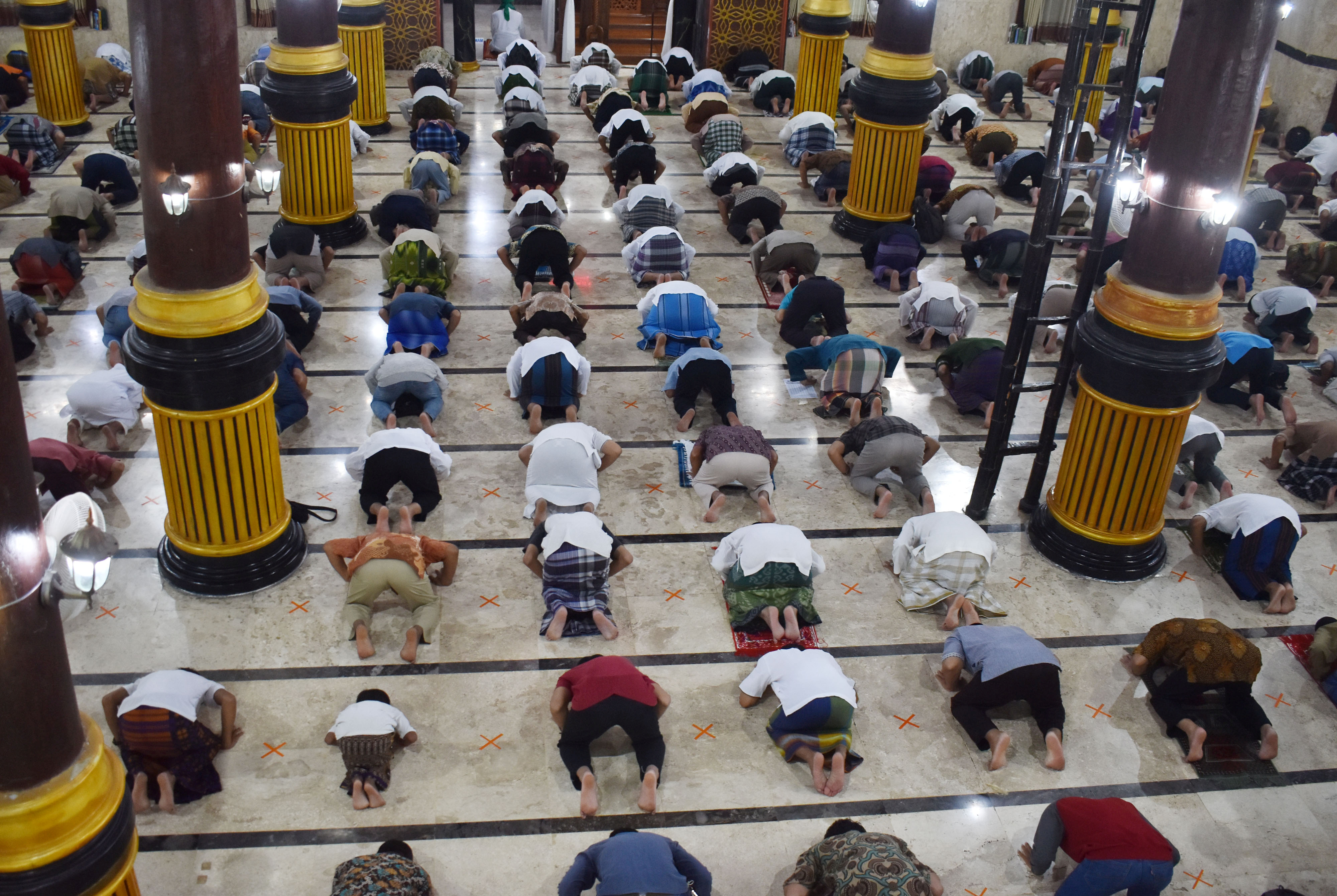 印尼西爪哇省的清真寺周五仍然开放，不过前来祈祷的穆斯林都保持社交距离。-安塔拉通讯社-