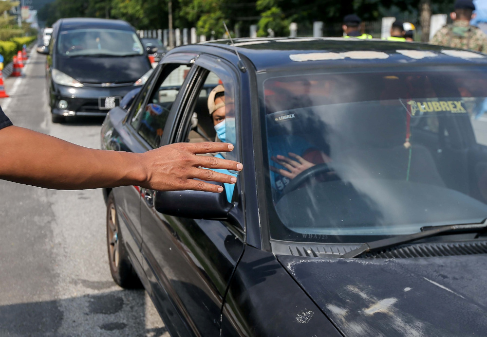 Police and armed forces personnel join forces at the roadblocks to implement the movement control order at Jalan Tambun Ipoh April 10, 2020. u00e2u20acu201d Picture by Farhan Najib