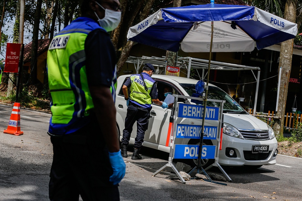 Policemen and Army personnel join forces to man the roadblocks at the entrance and exits to Balik Pulau at Jalan Tun Sardon in Penang April 10, 2020. u00e2u20acu201d Picture by Sayuti Zainudin
