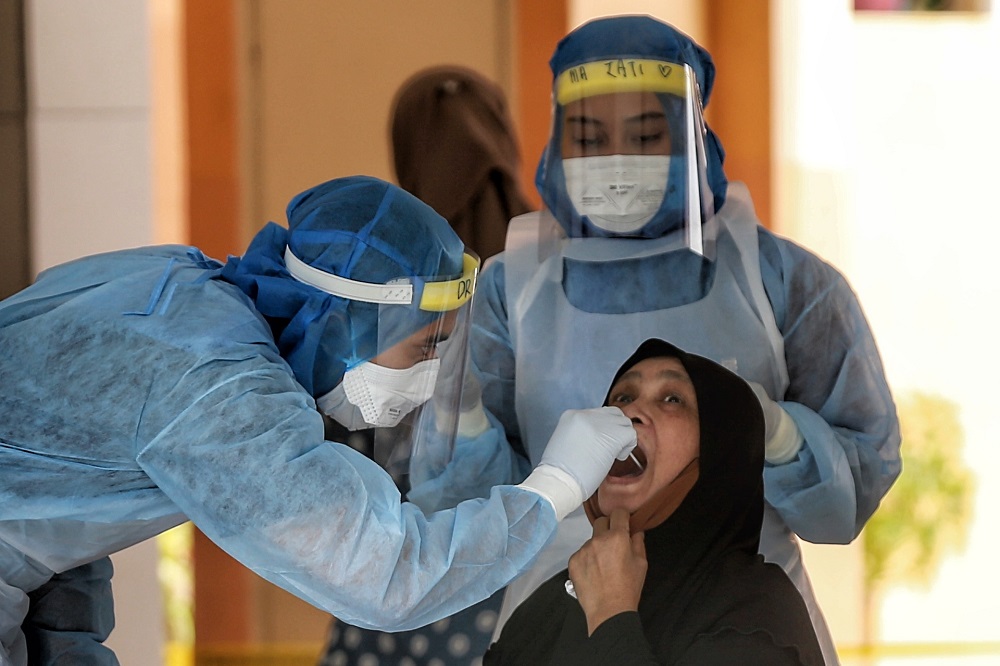 Health workers test a Kampung Baru resident for Covid-19 in Kuala Lumpur April 17, 2020. u00e2u20acu201d Picture by Ahmad Zamzahuri
