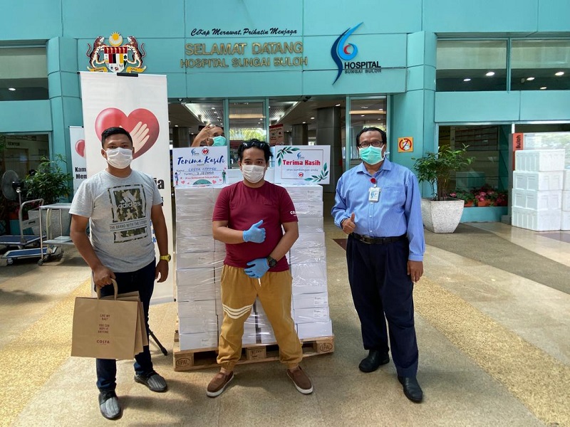 Costa Coffee employees distribute food to frontliners at the Sungai Buloh Hospital. u00e2u20acu201d Picture courtesy of Costa Coffee Malaysia