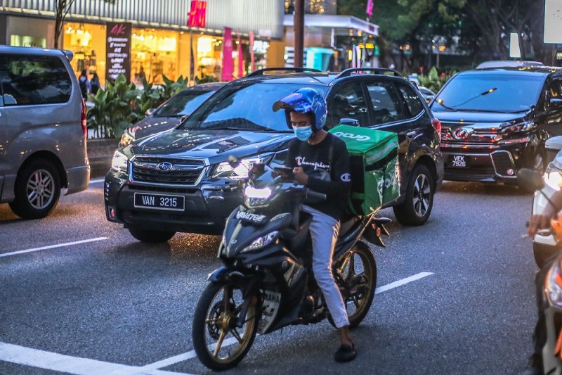 Ikmal Hanif explained that the rider followed through with the delivery even after falling off his bike.u00e2u20acu201dPicture by Firdaus Latif. 