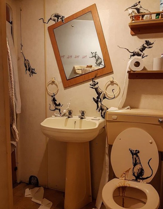 栩栩如生的老鼠，和浴室中的场景及用具配合得天衣无缝。-图片摘自Banksy Instagram-