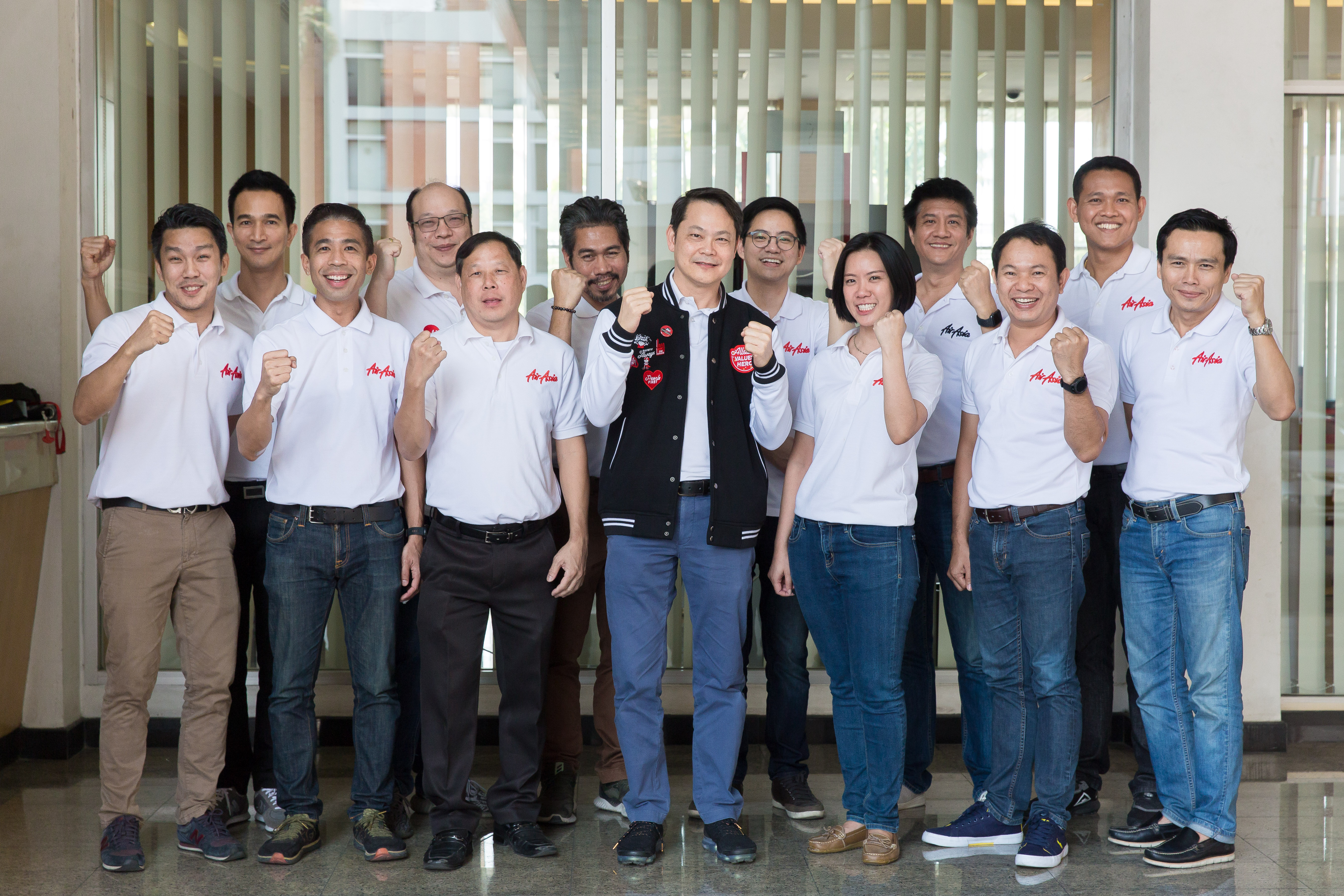 亚航集团工程部主管Banyat Hansakul（图中前排中间身穿黑色夹克）与他的团队。-亚航提供-