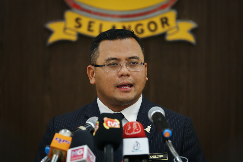 Selangor Mentri Besar Datuk Seri Amirudin Shari speaks during a press conference in Shah Alam April 1, 2020. u00e2u20acu201d Picture by Yusof Mat Isa