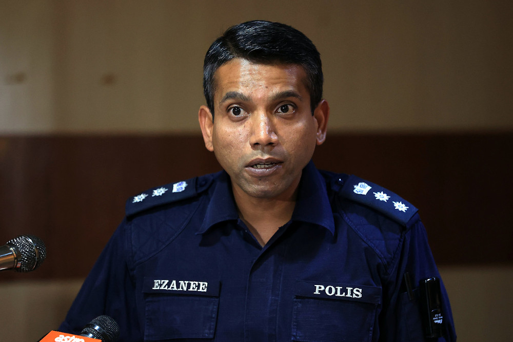Petaling Jaya police chief ACP Nik Ezanee Mohd Faisal speaks to the media at the Petaling Jaya Police District Headquarters April 28, 2020. He said the gang was believed to be involved in a robbery in Bandar Utama on Wednesday. u00e2u20acu201d Bernama pic 