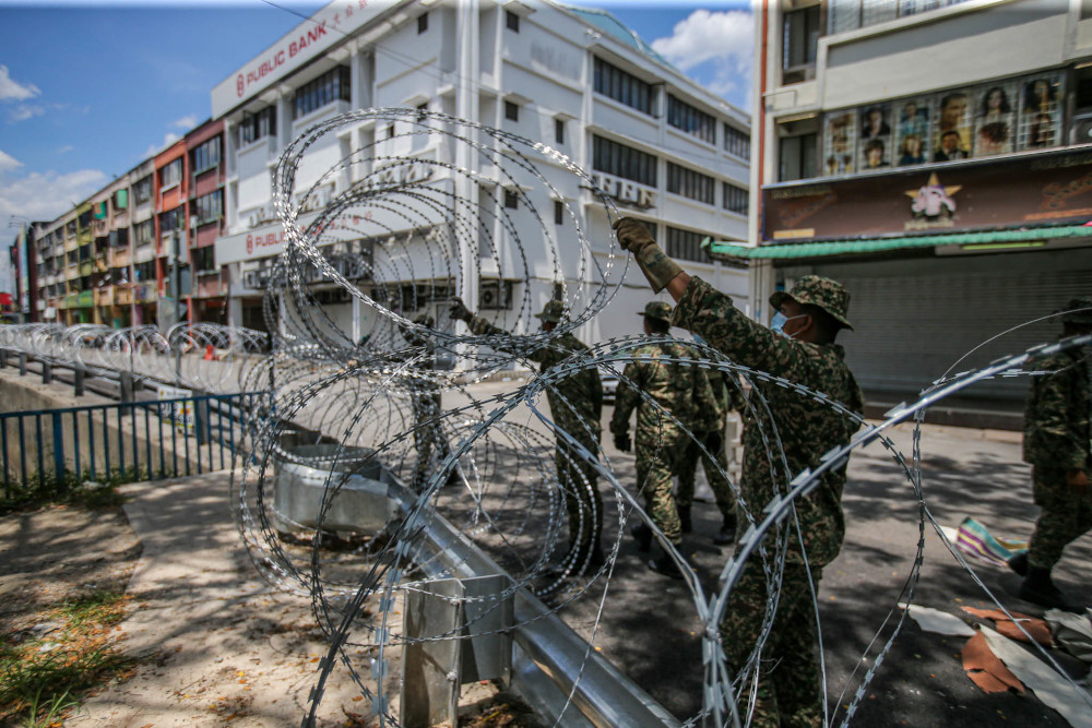 Malaysia army personnel set up barbed wire in the locked down area of Selayang wholesale market in Kuala Lumpur April, 21 April 2020. u00e2u20acu201d Picture by Hari Anggara