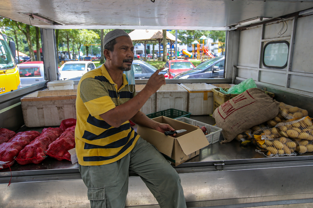 沙里向《马来邮报》记者述说，近日到批发商店购买货物所面对情况。-摄影Hari Anggara-