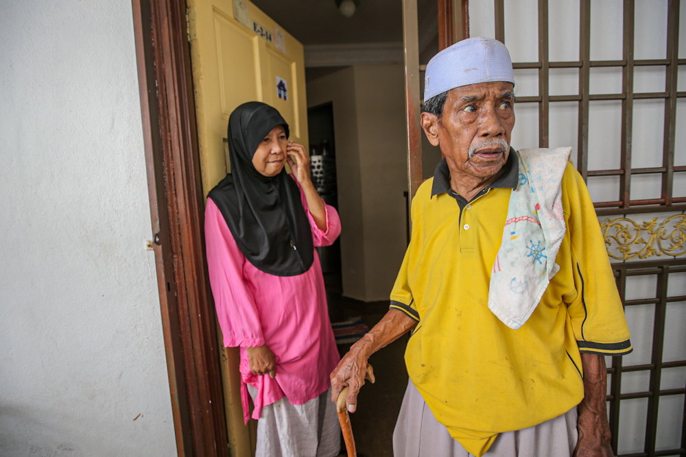 诺拉妮（左）说，现在家里全靠20岁儿子在超市工作赚取微薄薪水，右说丈夫扎尼丁。-摄影Hari Anggara-