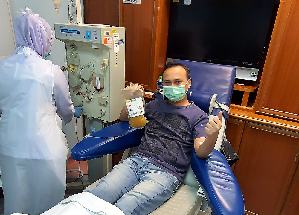 Recovered Covid-19 patient Reza Huzairi Zainuddin donates plasma at Sungai Buloh Hospital April 5, 2020. u00e2u20acu201d Bernama pic