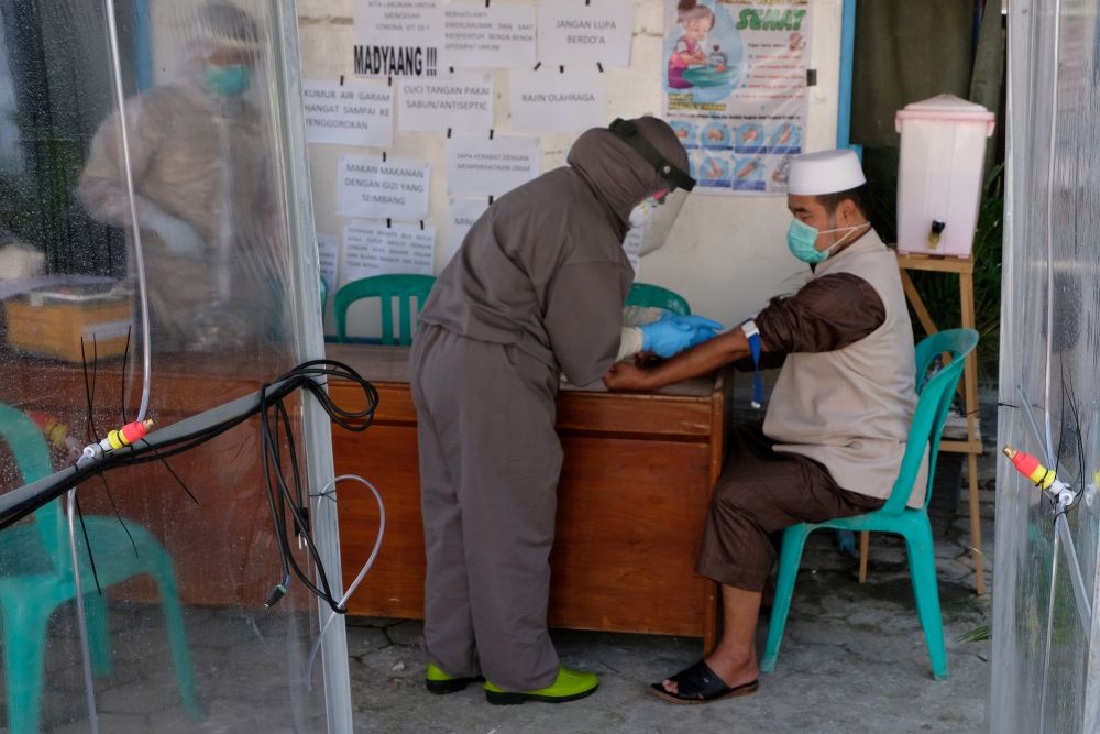 A medical officer wearing protective gear takes a blood sample from a member of the Tablighi Jamaat, during a test for coronavirus disease in Temanggung, Central Java, Indonesia April 20, 2020.u00e2u20acu201d Reuters pic