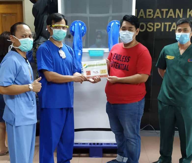 Dr Adi Osman (second left) and Lai Jen Hong (in red T-shirt) at the handing over ceremony for the two swabbing booths in Hospital Raja Permaisuri Bainun, Ipoh on Friday. u00e2u20acu2022 Picture courtesy of Lai Jen Hong