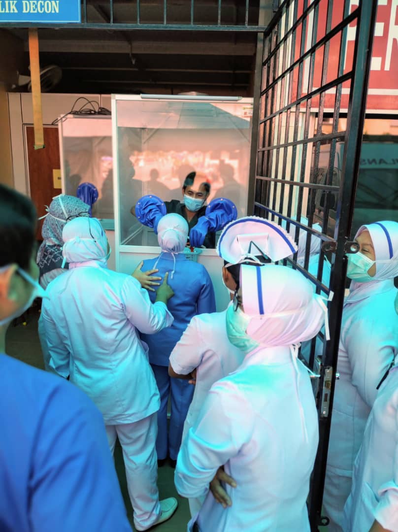 怡保中央医院医护人员了解双压核酸采样间使用方式。-受访者提供-