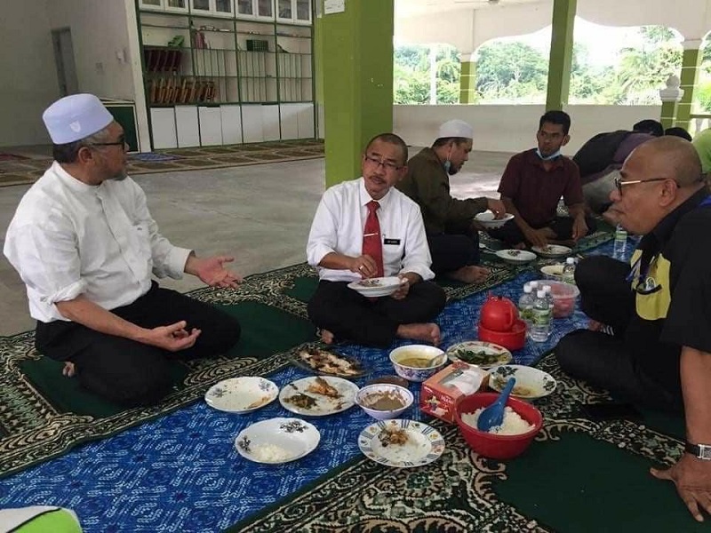 Datuk Dr Noor Azmi (dua,kanan) dalam beberapa foto yang tular di media sosial. u00e2u20acu201d Foto ihsan Facebook/Saifuddin