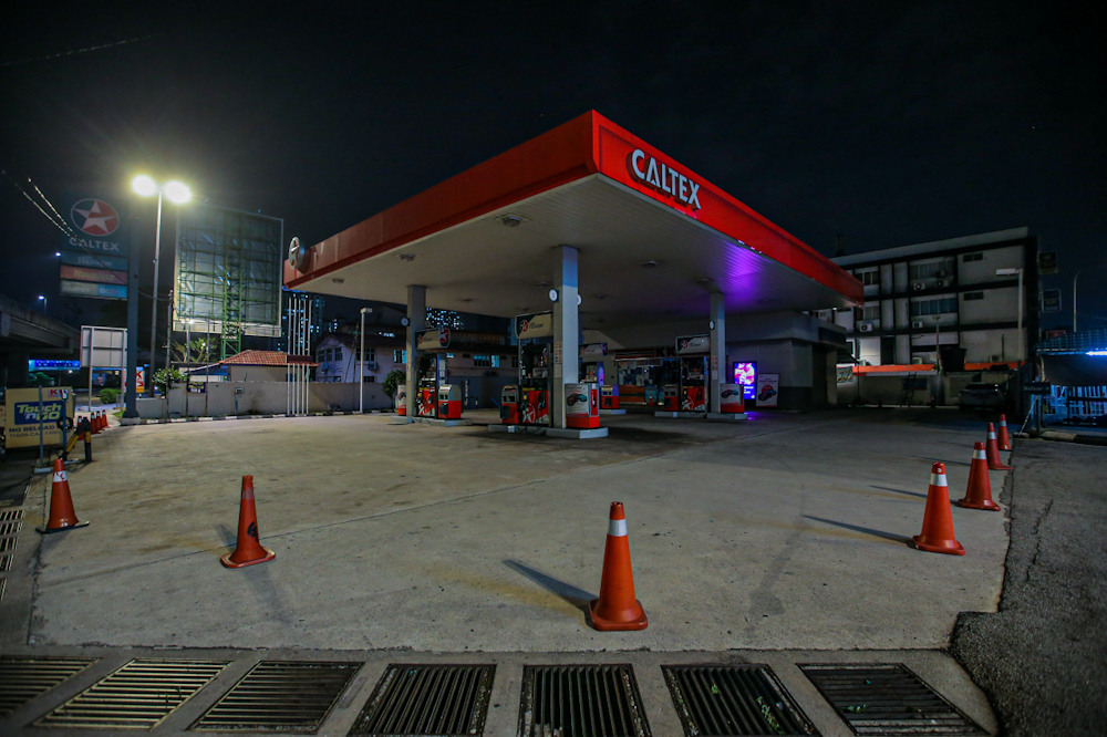A Caltex petrol station at Jalan Pahang was closed at 8pm during the MCOu00e2u20acu2122s second phase, which sees shops limiting their operating hours April 1, 2020. u00e2u20acu201d Picture by Hari Anggara