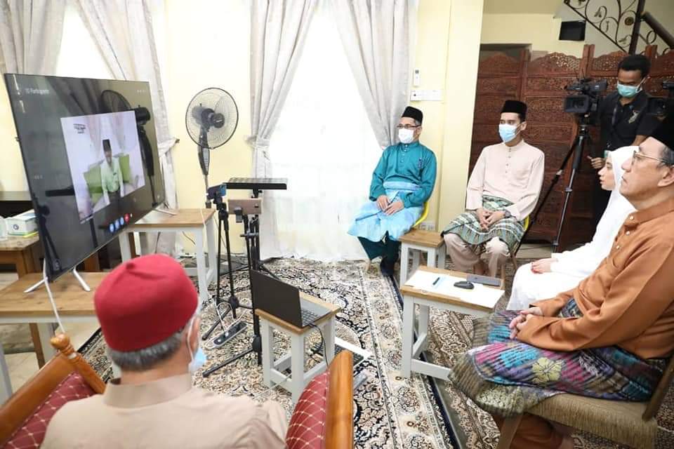 The virtual ceremony involved Muhammad Don Haadi Don Putra, 29, and his bride, Nahdatul Aishah Mohd Sharif, 29, at her familyu00e2u20acu2122s house in Bandar Baru Wangsa Maju, Setapak at 10.10am this morning. u00e2u20acu2022 Picture via Twitter/drzul_albakri