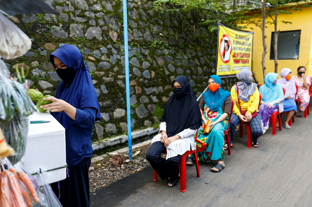 People practise social distancing while buying vegetables amid the coronavirus disease (Covid-19) outbreak in Depok, near Jakarta Indonesia, April 28, 2020. u00e2u20acu201d Reuters pic