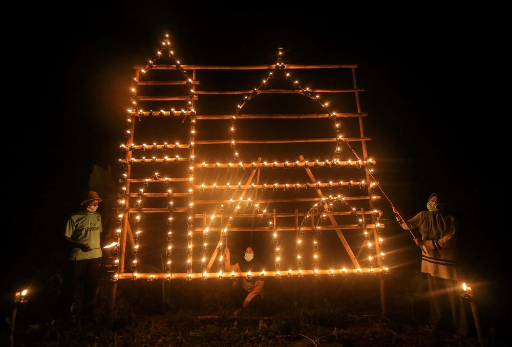清真寺造型的竹油灯架，是诺希达雅和她家人花了五天才完成的作品。-Farhan Najib摄-