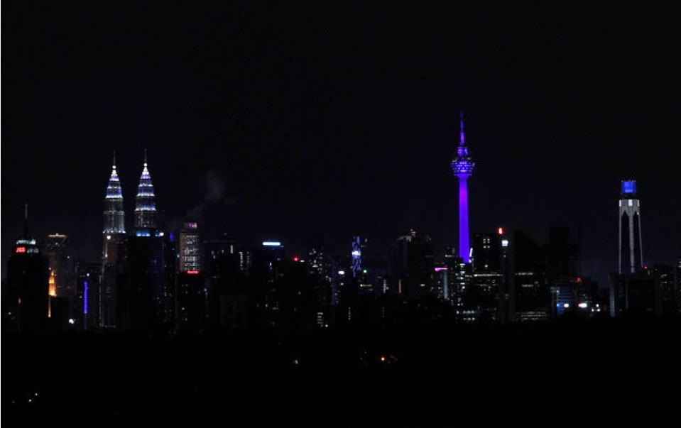国油双峰塔、吉隆坡塔和敦拉萨贸易中心大厦也亮蓝灯。-马新社-