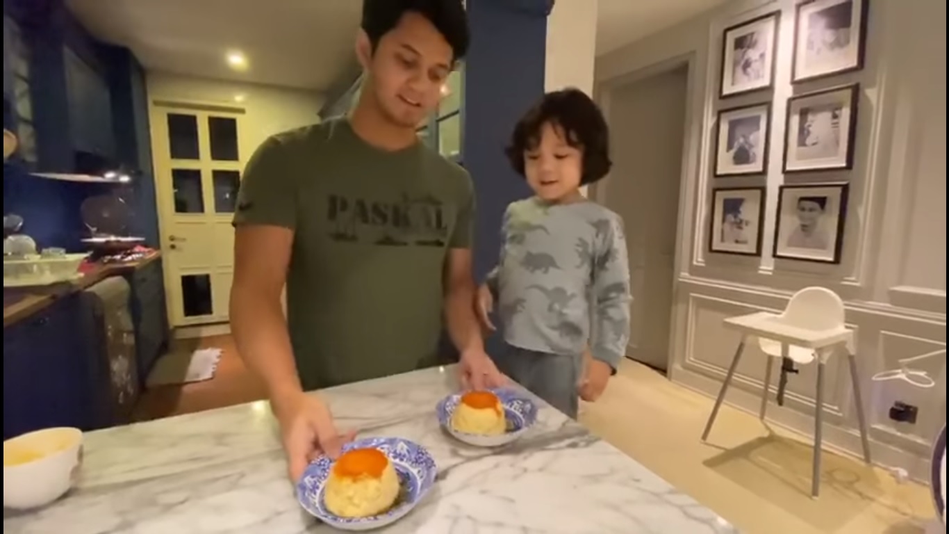 帅气的本地马来艺人海鲁,和可爱儿子一起制作布丁的视频带红了“老公今天煮什么(Suami Masak Apa Hari Ini)”脸书群组。-脸书截屏-