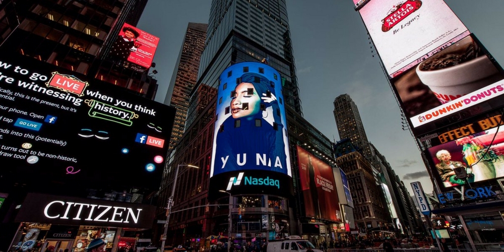 尤娜早在2016年已经登过纽约时代广场的巨型电子广告牌。-摘自网络-