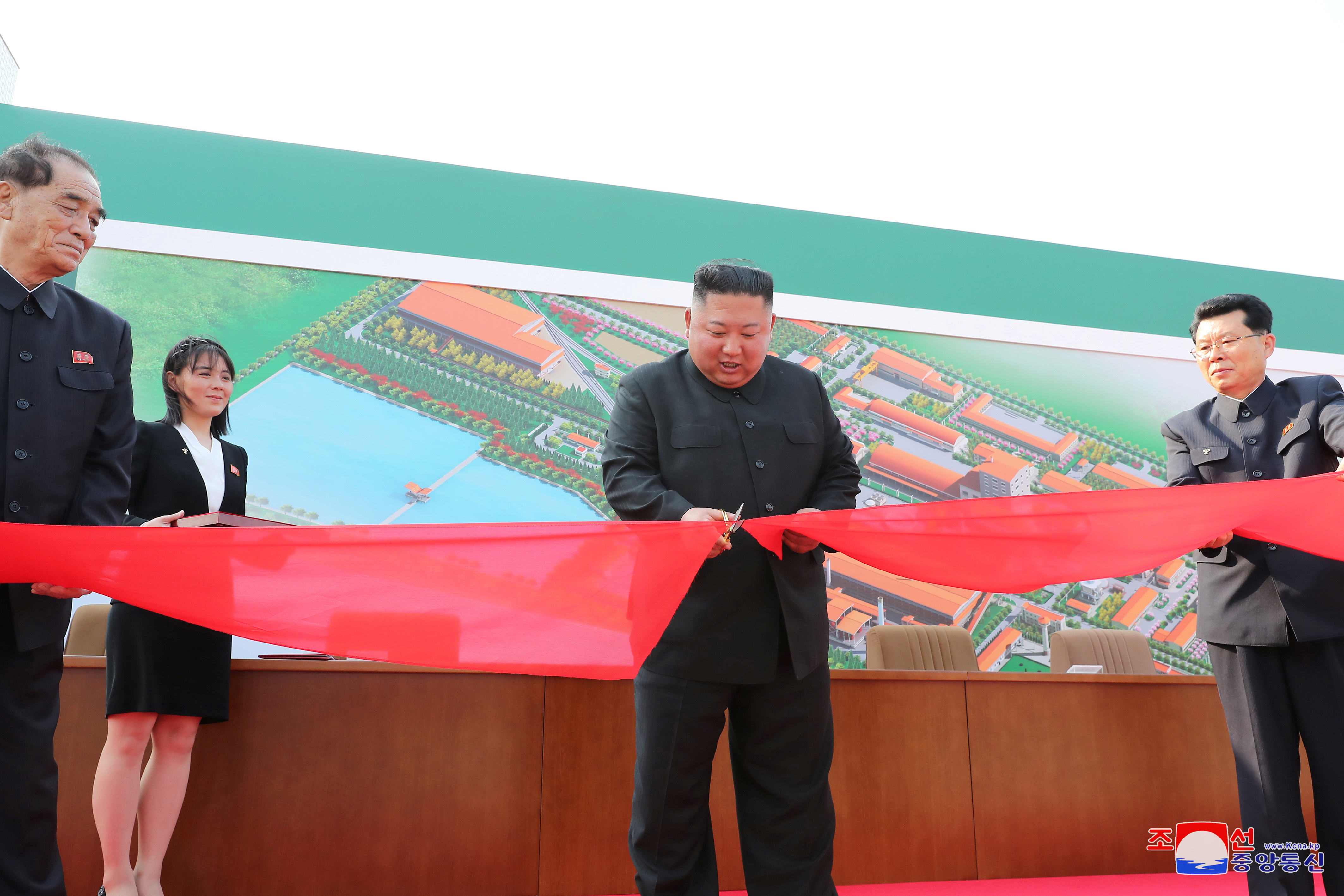 朝鲜官媒后来公布活动照片，显示金正恩笑容灿烂现身典礼剪彩。-朝中社-