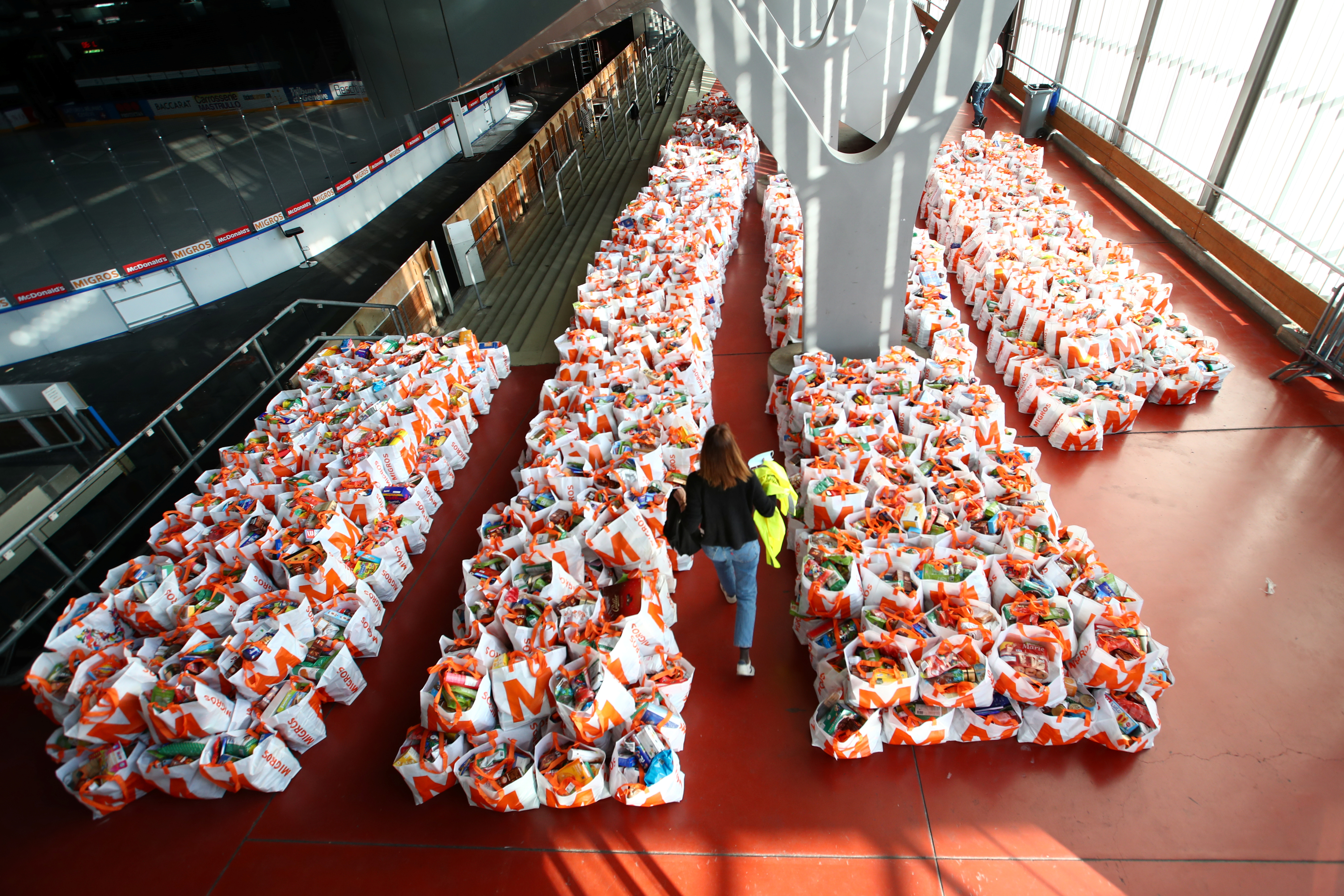 义工当天准备了约1500个食物包。自疫情开始以来，当天已是第6次配送活动。-路透社-