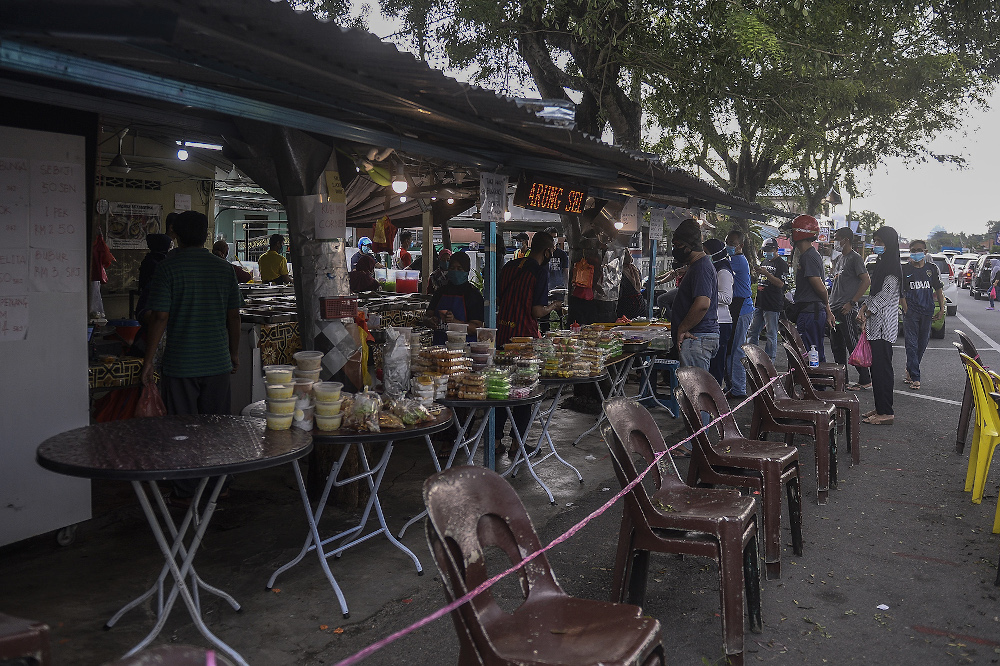 People buying food for iftar during Ramadan in Padang Jawa, Shah Alam May 7, 2020. u00e2u20acu201d Picture by Miera Zulyana