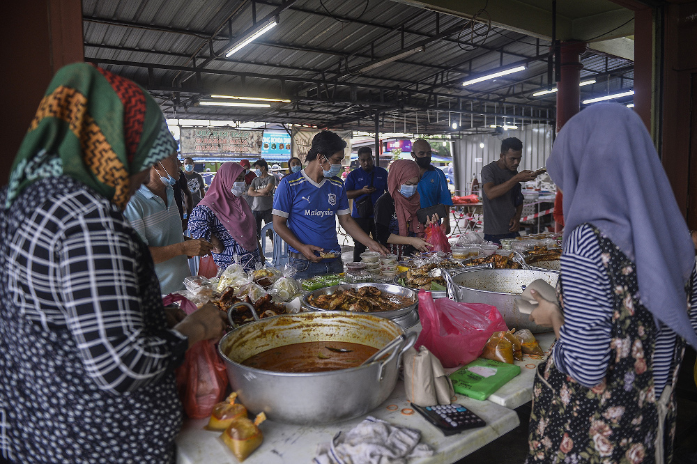 穆斯林正在斋戒月市集购买开斋饭（Iftar）餐饮。-Miera Zulyana摄-