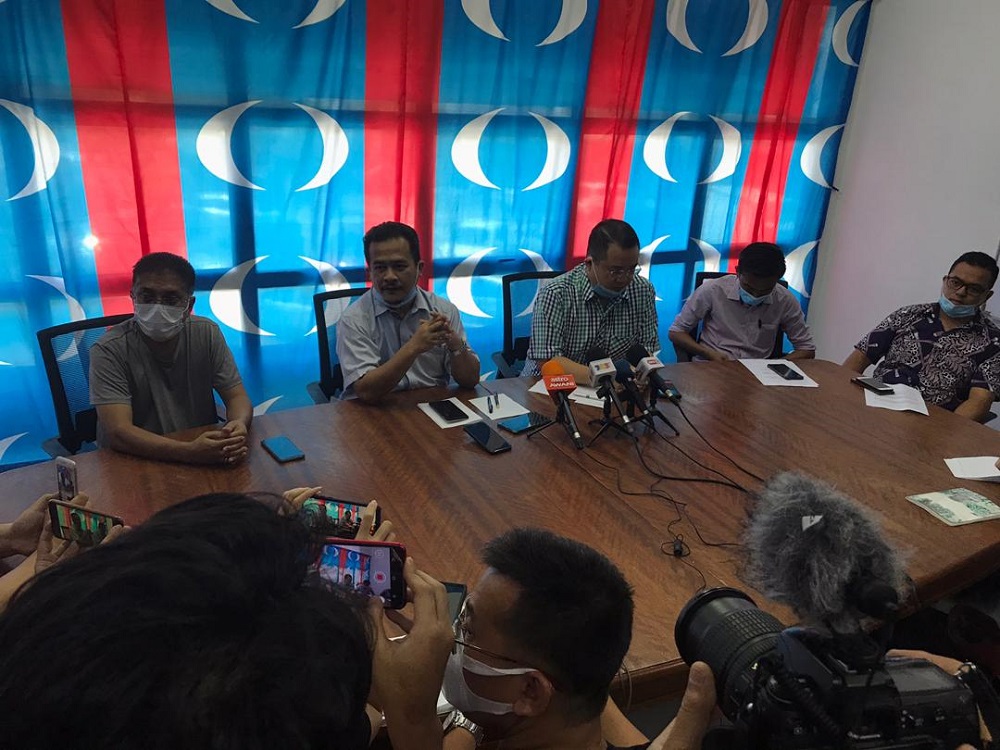 Lunas assemblyman and state exco Azman Nasrudin (second left) and Sidam assemblyman Robert Ling Kui Ee (third right) claimed they have lost confidence in the PKR leadership. u00e2u20acu201d Picture via Twitter/Bernamadotcom