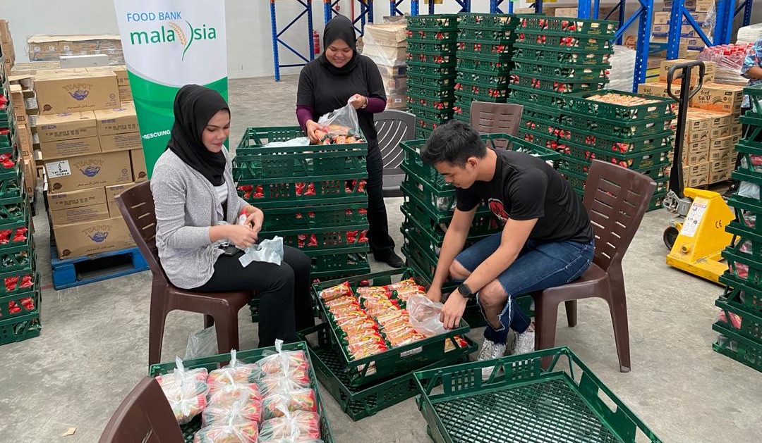 大马食物银行志工们在准备送给弱势群体的面包。- IE Asia Sdn Bhd提供-