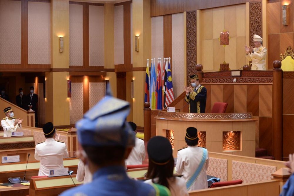 Sultan Nazrin Muizzuddin Shah, together with members of the Perak State Legislative Assembly, give a standing ovation to frontliners involved in the battle against the Covid-19 pandemic. u00e2u20acu201d Picture courtesy of the Perak Mentri Besaru00e2u20acu2122s Office