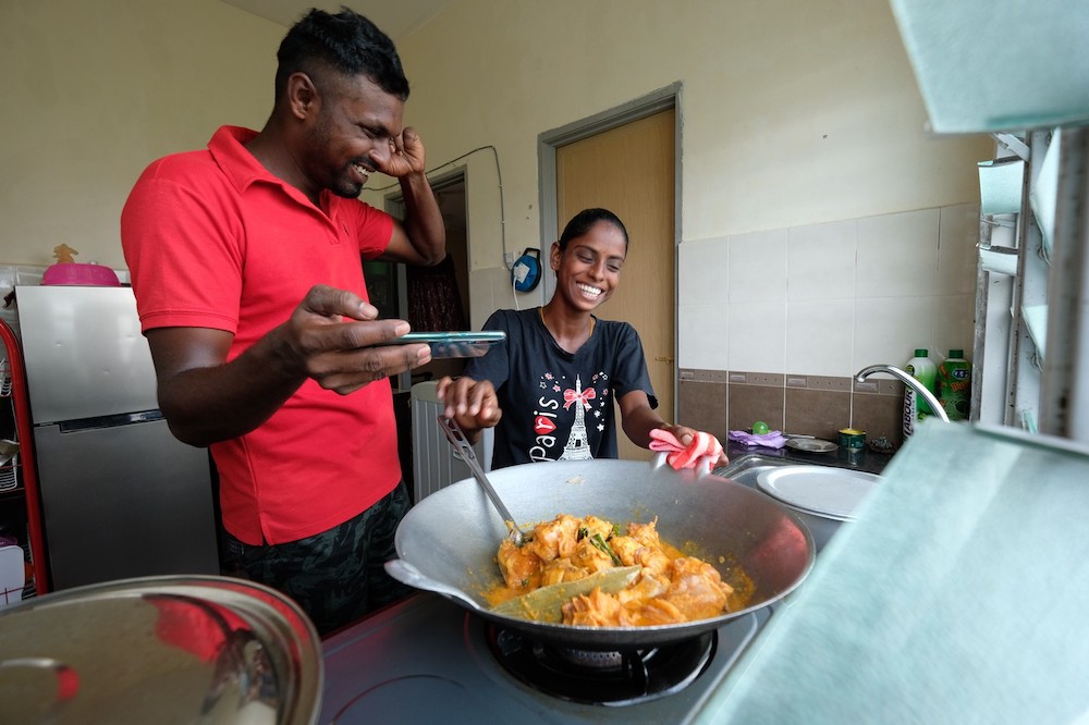 S.Pavithra,28,(kanan) bersama suaminya M.Sugu,29 ceria ketika merakamkan video masakan menu Nasi Beriani di kuarters Ladang Ephil. u00e2u20acu201d Foto Bernamann