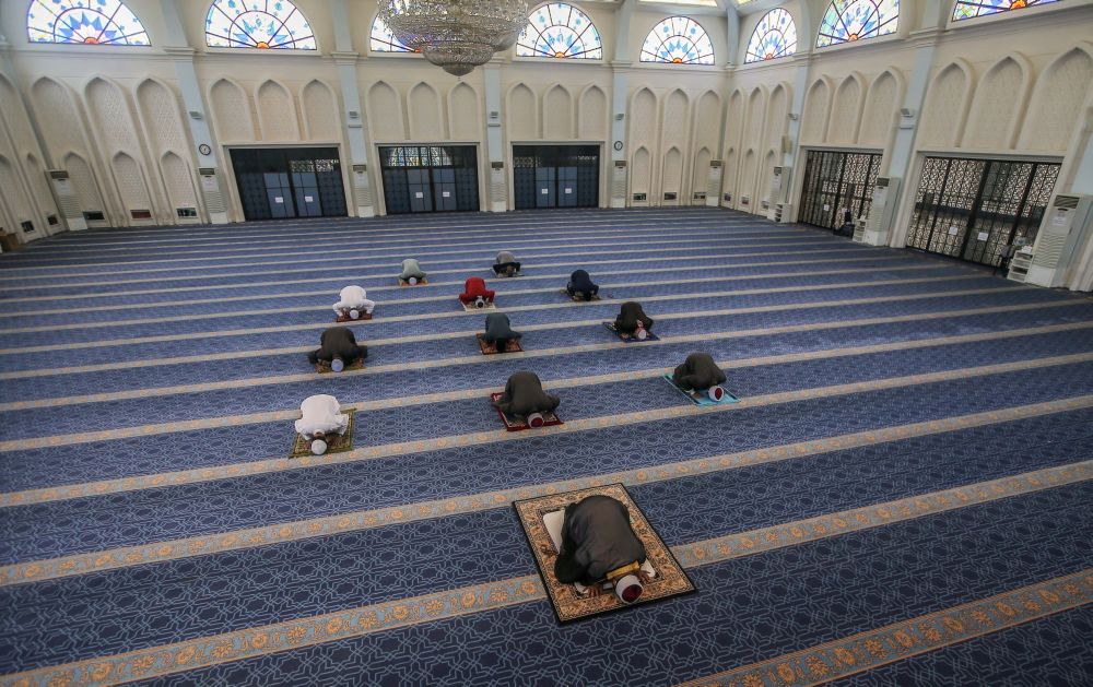 Malaysian Muslims observe social distancing while performing Friday prayers at the Sultan Azlan Shah Mosque in Ipoh May 15, 2020. u00e2u20acu201d Picture by Farhan Najib