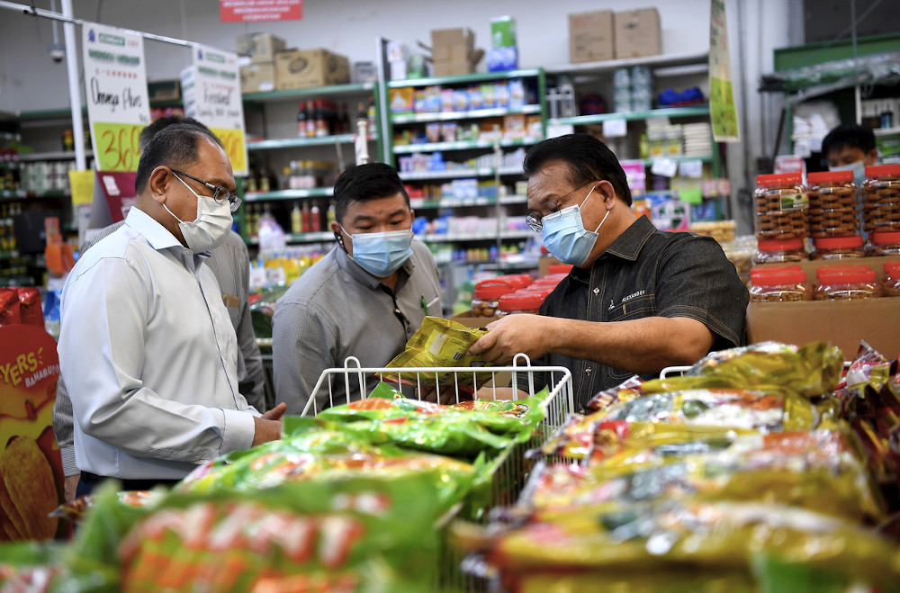 Domestic Trade and Consumer Affairs Minister Datuk Alexander Nanta Linggi inspecting the Festive Season Maximum Price Control Scheme at a supermarket in Kajang May 20, 2020. u00e2u20acu201d Bernama pic