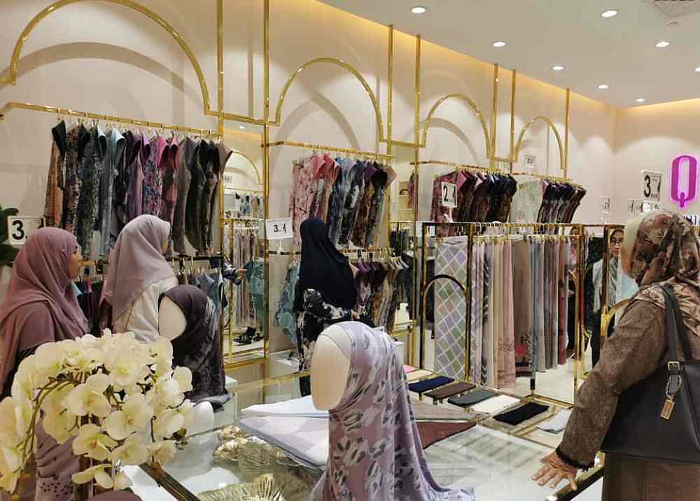 Qaira Holdings限制店内的客流量，以确保顾客及员工的安全。-图片由Qaira Holdings Sdn Bhd提供-