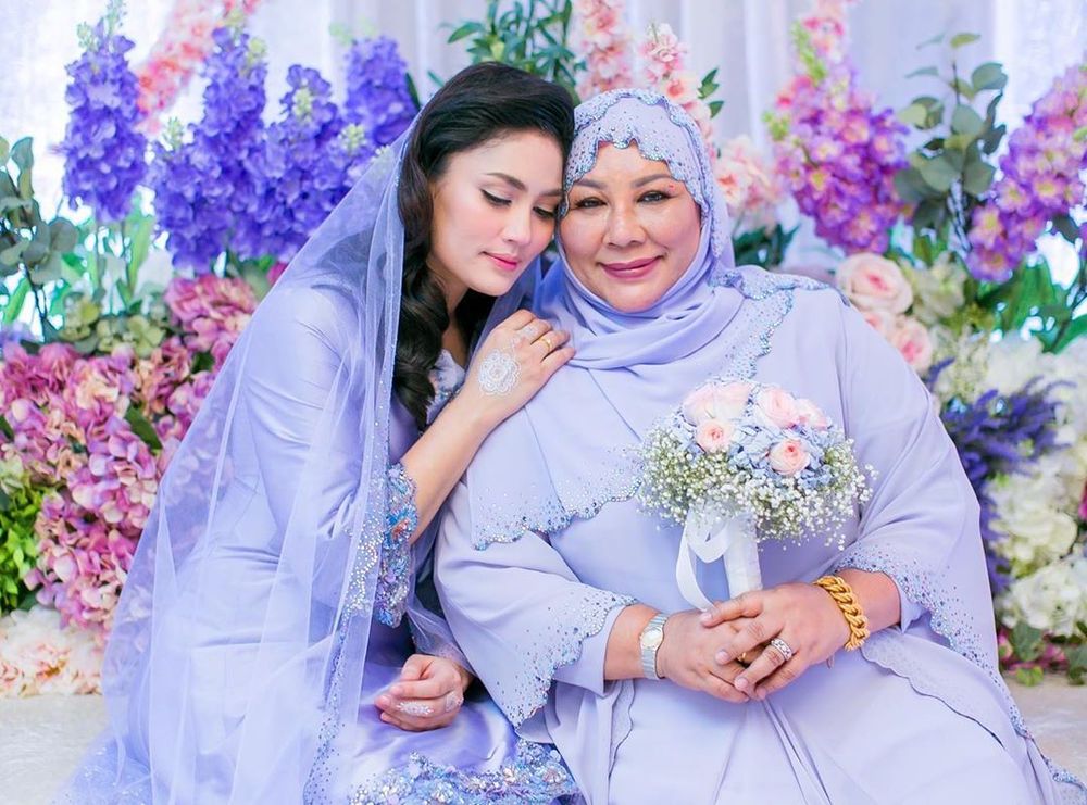Fasha (left) and her mother pictured at her engagement ceremony in November 2018. u00e2u20acu201d Picture from Instagram/fashasandha