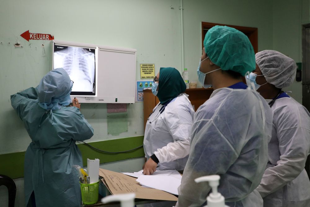 Health workers look at x-rays of a patient at Emergency Department in the Kuala Lumpur Hospital May 23, 2020. u00e2u20acu201d Reuters picnn